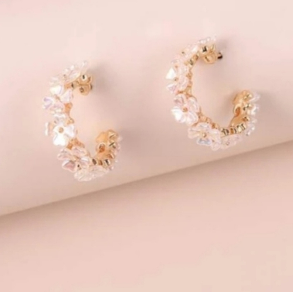 🌼🌼NEW🌼🌼VERY PRETTY!! Irridecent Flower Hoop Earrings in GOLD - Picture 1 of 16
